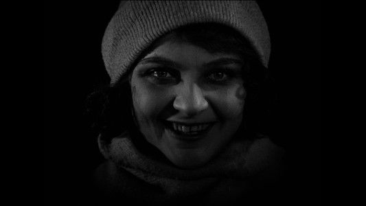 Девушка с коробкой