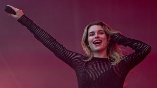 Adèle Castillon en concert aux Vieilles Charrues 2025