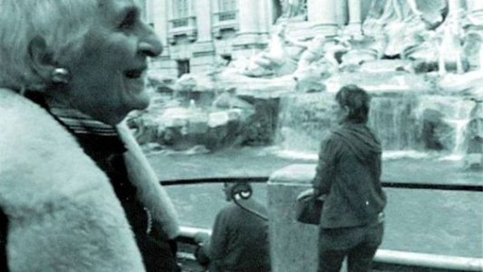 ПРЕВОДАЧКАТА НА ЧЕРНО-БЕЛИ ФИЛМИ