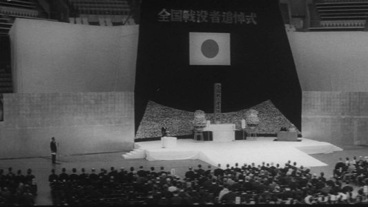軍旗はためく下に