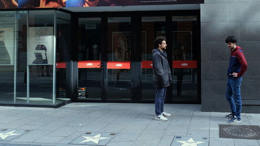 Está Detrás de Mí