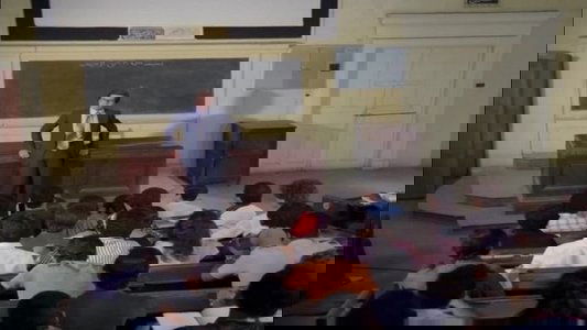 انتبهوا أيها السادة