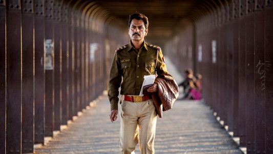 रात अकेली है