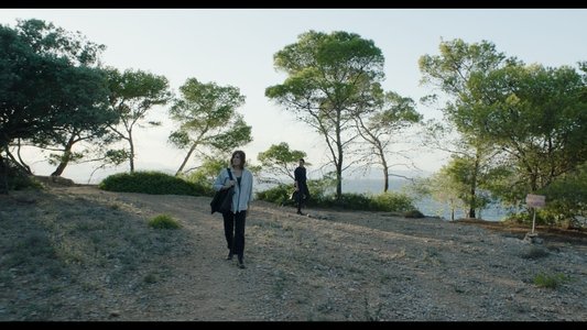 Τόσο Κοντά, Τόσο Μακριά
