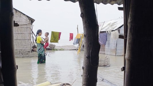পায়ের তলায় মাটি নাই