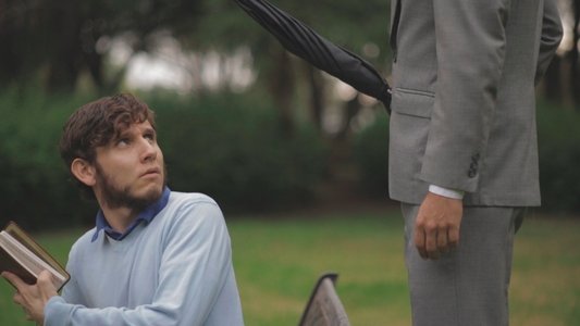 Existe un Hombre que Tiene la Costumbre de Pegarme con un Paraguas en la Cabeza