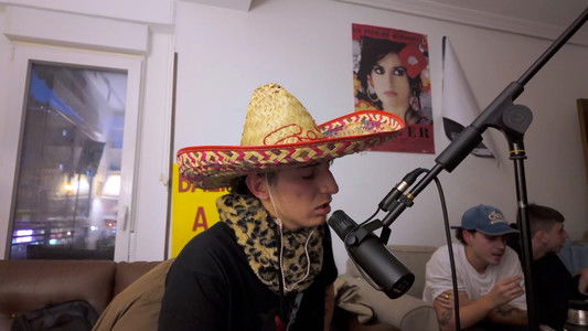 una colección de videos creando por tenerte cerca