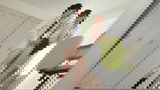 デリヘル呼んだらいつも領収書を突っ返してくる経理部の欲求不満OLと遭遇「まさか、飲食代で落とさないでくださいよ…」と言いつつ生本番させてくれ自宅でも会社でもヌいてくれる関係に 宮島めい