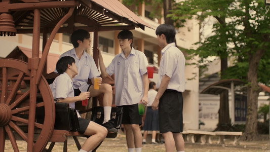 ต้นส้มบ้านเขา แต่ผลส้มหล่นมาบ้านเราตลอดเลย