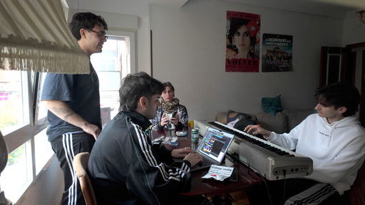 una colección de videos creando por tenerte cerca