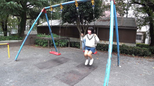 夏休み日焼けあとが残る雪乃ちゃんとごっくんプール教室