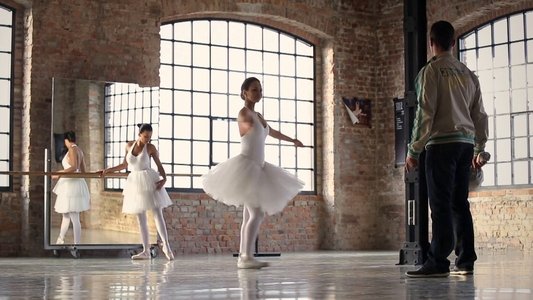 Ballerine le Jour, Escorte la Nuit