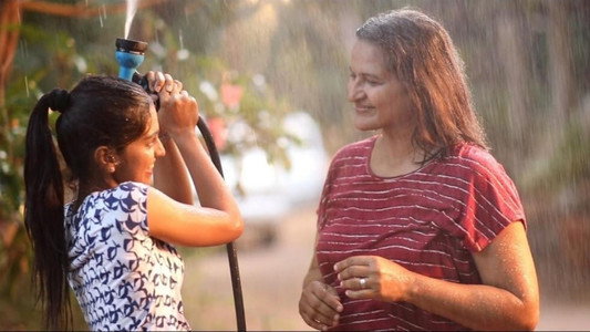 සුදු ඇඳගෙන කළු ඇවිදින්