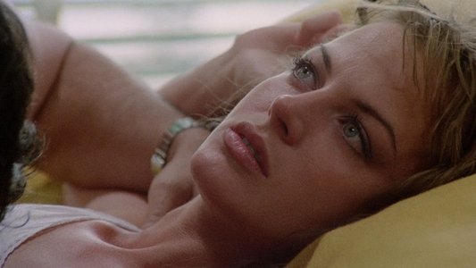 La ragazza dal pigiama giallo