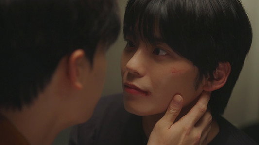 체크 남방을 입은 사내