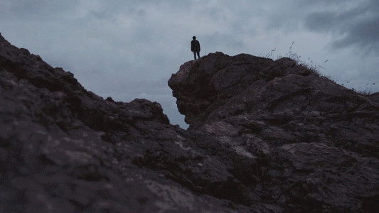 走れ、絶望に追いつかれない速さで