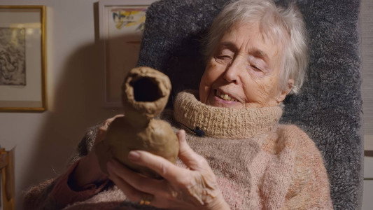 Farmors leriga händer - En film om Lisa Larson