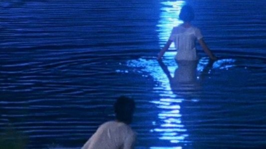 水の中の八月