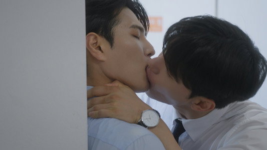비틀린넥타이: 더 무비