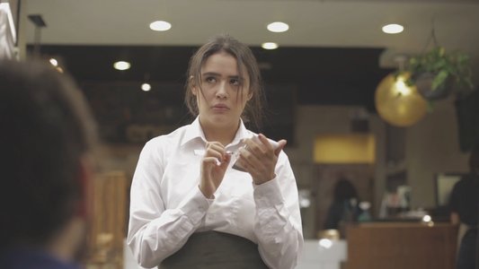 Existe un Hombre que Tiene la Costumbre de Pegarme con un Paraguas en la Cabeza