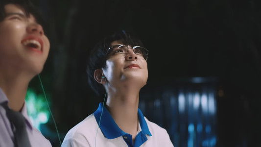 แรงโน้มถ่วงระหว่างเรา