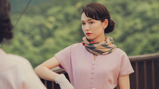 遠い山なみの光