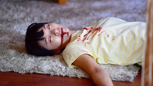 家に帰ると妻が必ず死んだふりをしています。