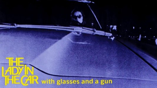 La Dame dans l'auto avec des lunettes et un fusil