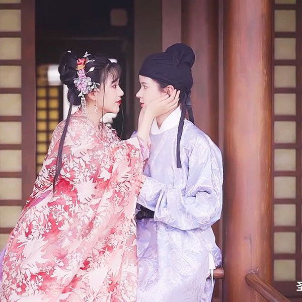 The Courtesan and the Female Scholar