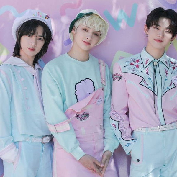 TOMORROW X TOGETHER 2022 SEASON'S GREETINGS