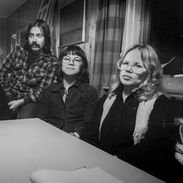 Mii Leat Ain Dás - Vi är Fortfarande Här