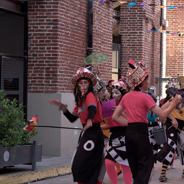 Debajo de Esas Galeras