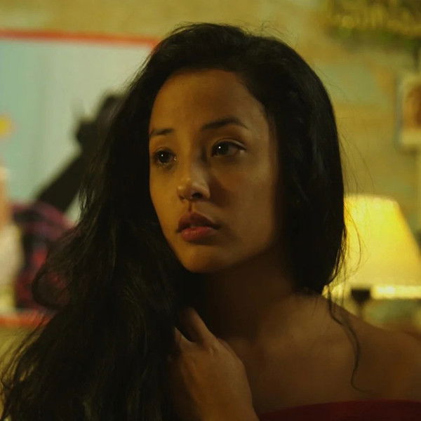 La niña de tacones amarillos