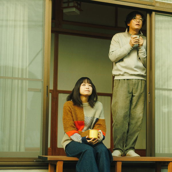 The Ex-idol, Stuck in Life, Decided to Live with a Complete Stranger