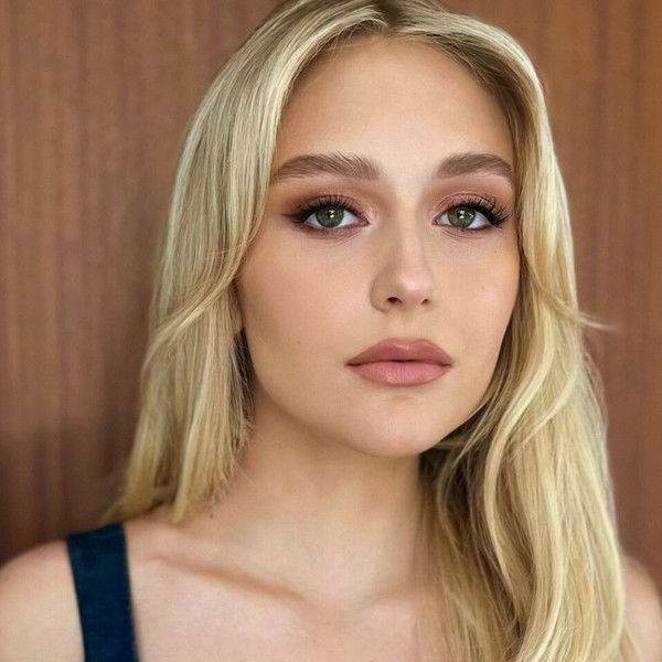 Alyvia Alyn Lind