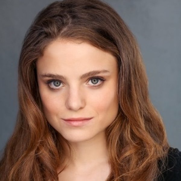 Mia Vallet