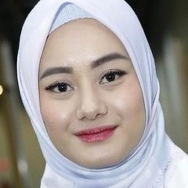 Dinda Hauw