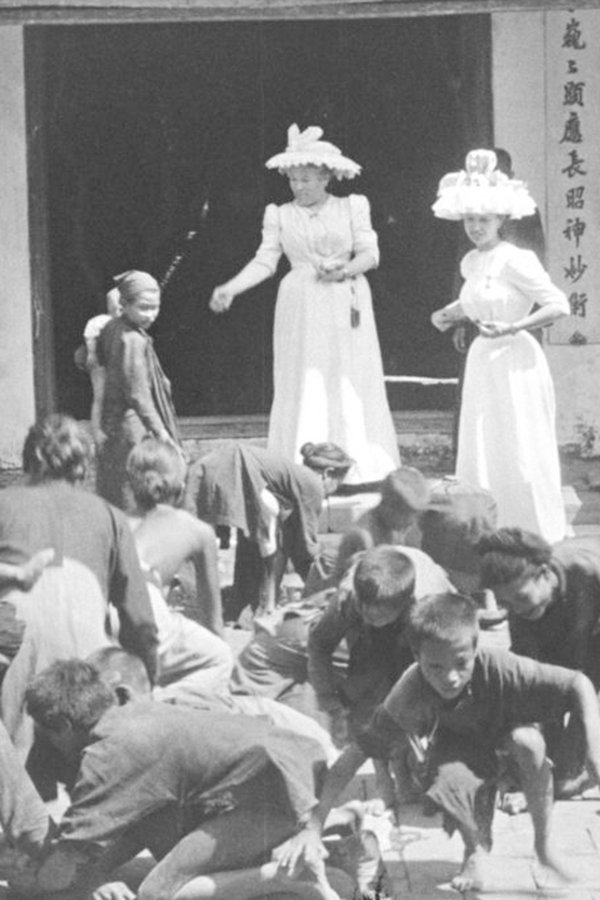 Enfants Annamites Ramassant Des Sapèques Devant La Pagode Des Dames
