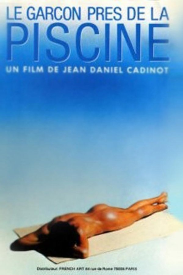 Le Garçon Près De La Piscine