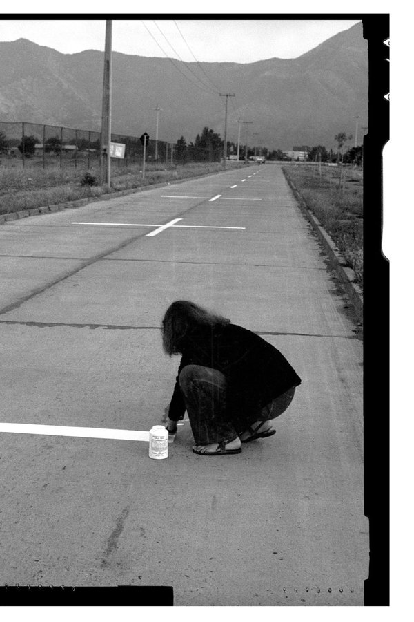 Una Milla De Cruces Sobre El Pavimento