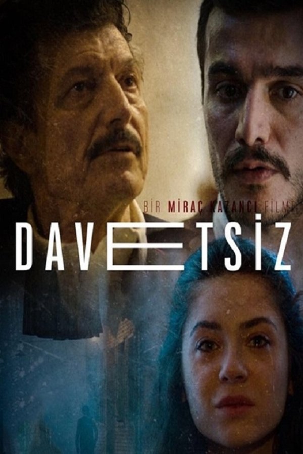 Yerli gizem filmi Davetsiz'de, Mahalleye yeni taşınmış adamın tuttuğu ev hakkında gizli kalması gereken sırların açığa çıkması işleniyor. Bu ev geçmişten karanlık olaylara ev sahipliği yapmış bir yerdir. Mahalleli bu gerçeği dillendirmekten oldukça korkuyordur. Her şeyden habersizce eve yerleşen adam, en büyük korkusu ile yüzleşecektir