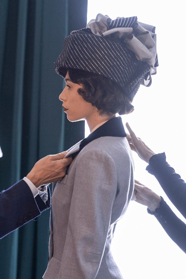 Cristóbal Balenciaga – S01E02 – Episodio 2