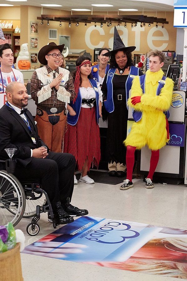 Superstore – S02E07 – Il furto di Halloween