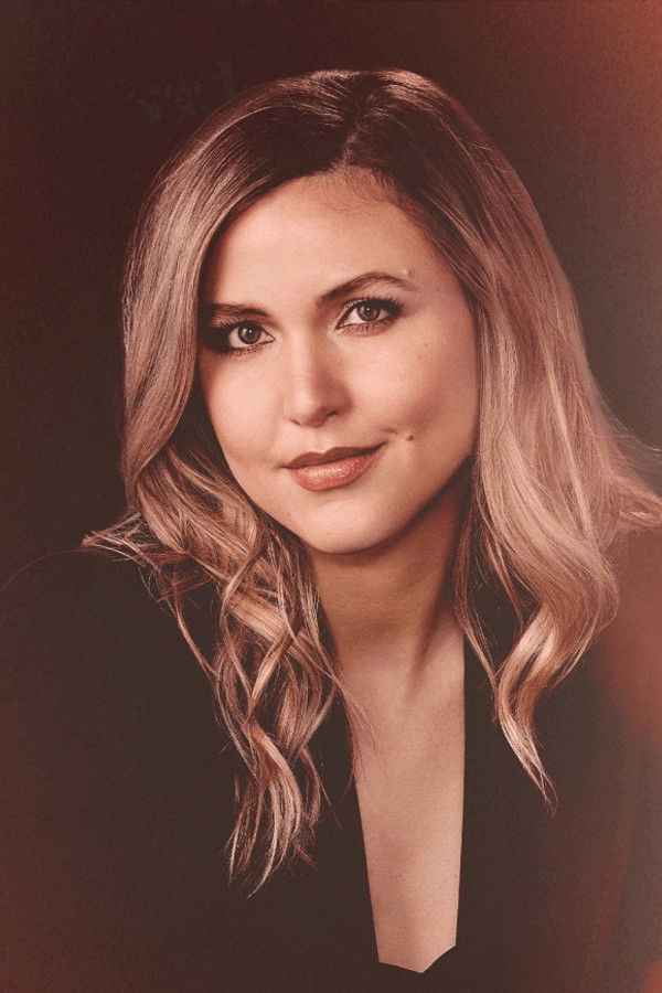 Taylor Tomlinson's headshot