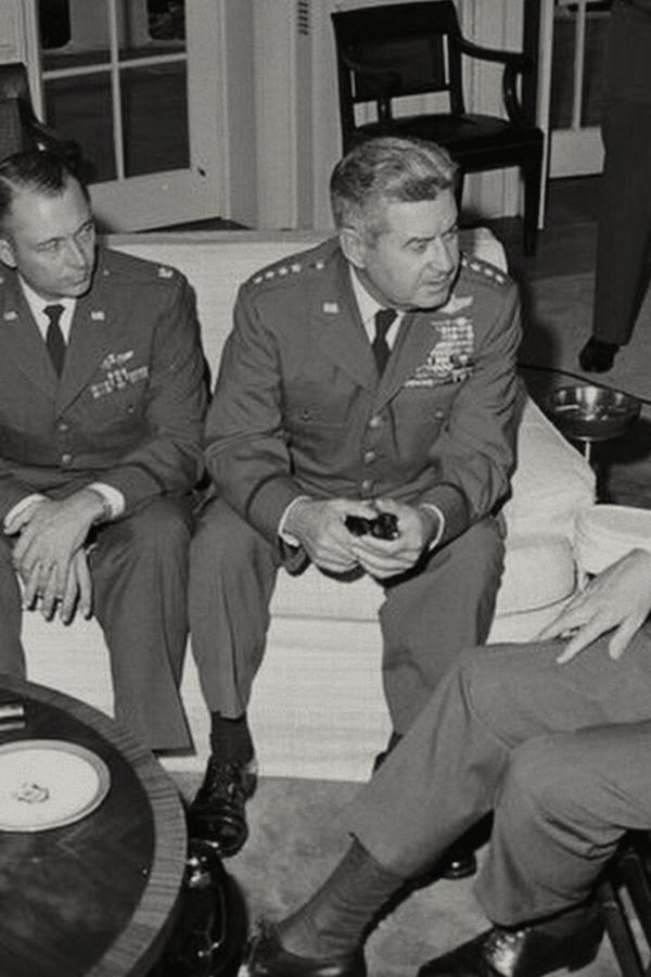 Turning Point: la bomba atomica e la guerra fredda. – S01E04 – Il muro