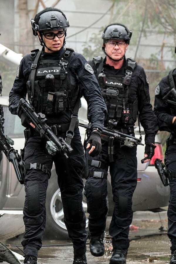 S.W.A.T. – S04E01 – Ferite aperte