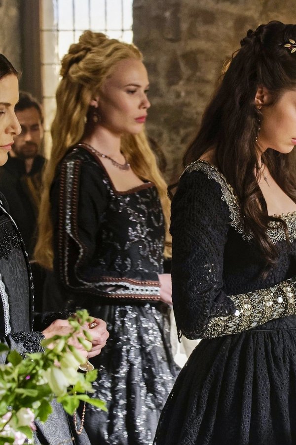 Reign – S04E01 – Con amici come questi