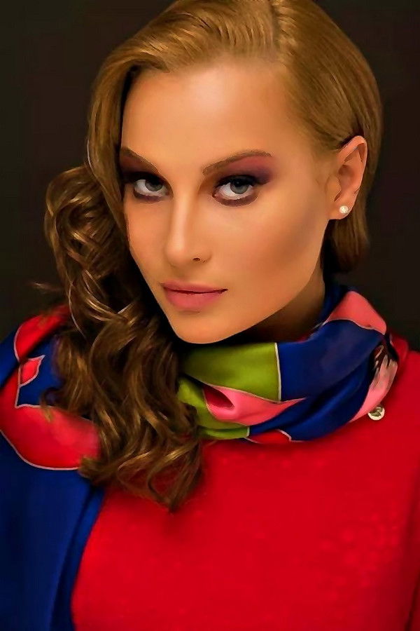 Maria Una's headshot