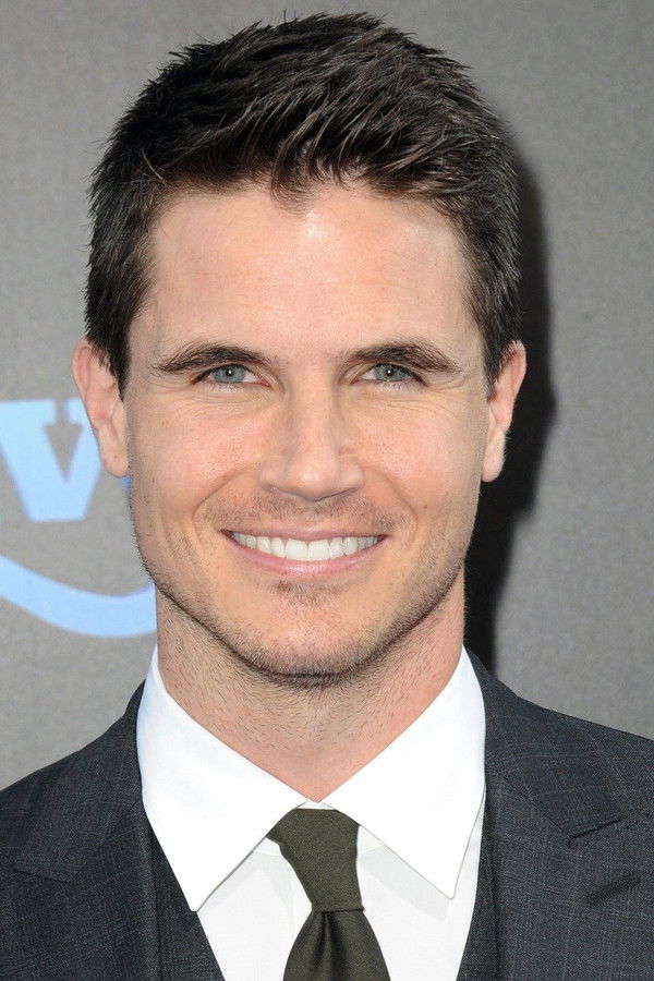 Robbie Amell's headshot