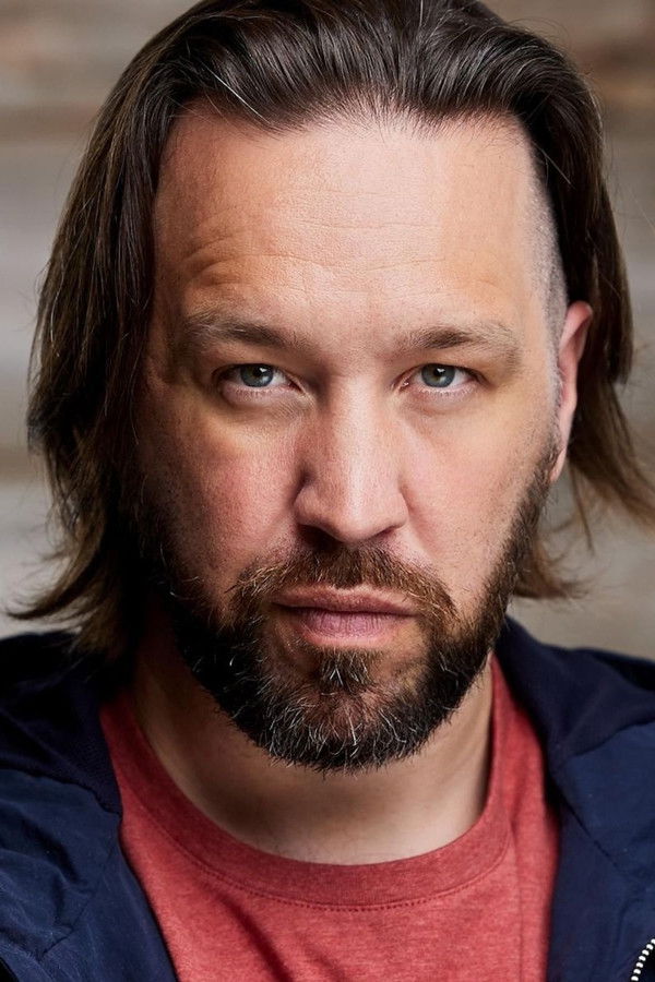 DL MacDonald's headshot